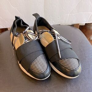 A New Day woman’s Lacey banded sneakers black with metallic gold accent sz 8.5 🌹